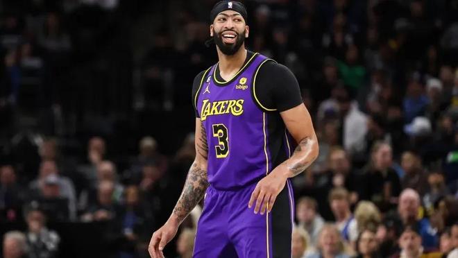 地称赞他的 地称赞他的