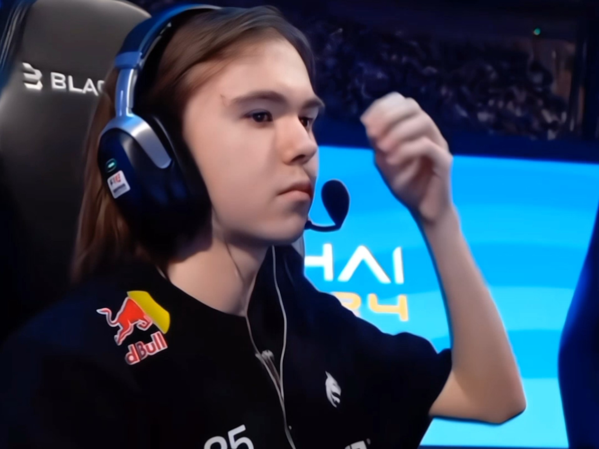 形成鲜明对 形成鲜明对